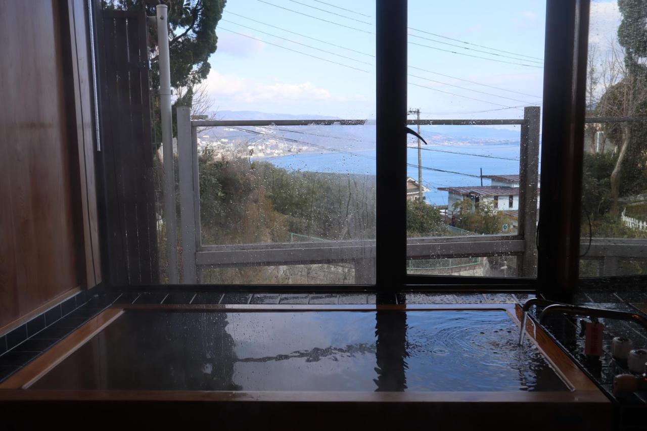 熱海の海が一望できる温泉付貸別荘 満月あじろ Mitsukiajiro Atami  Buitenkant foto