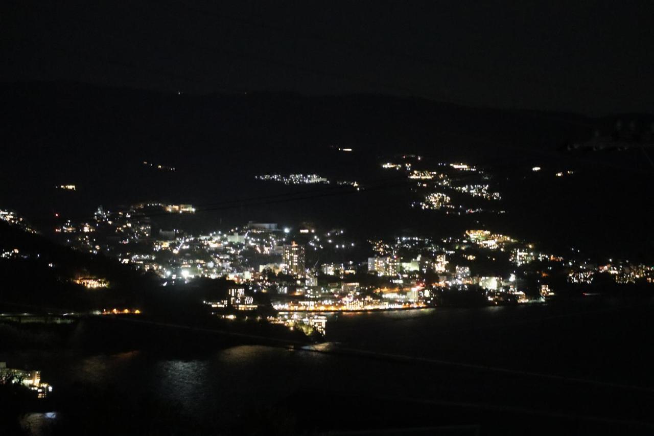 熱海の海が一望できる温泉付貸別荘 満月あじろ Mitsukiajiro Atami  Buitenkant foto